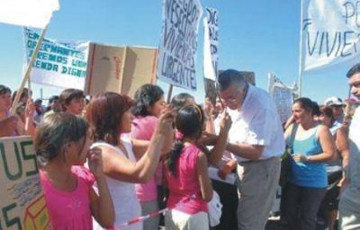 Nueva planta de secado de tomates en J�chal y avanza la construcci�n del acueducto.