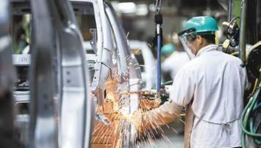 A pedido del Gobierno, las automotrices elaboran planes para una eventual crisis