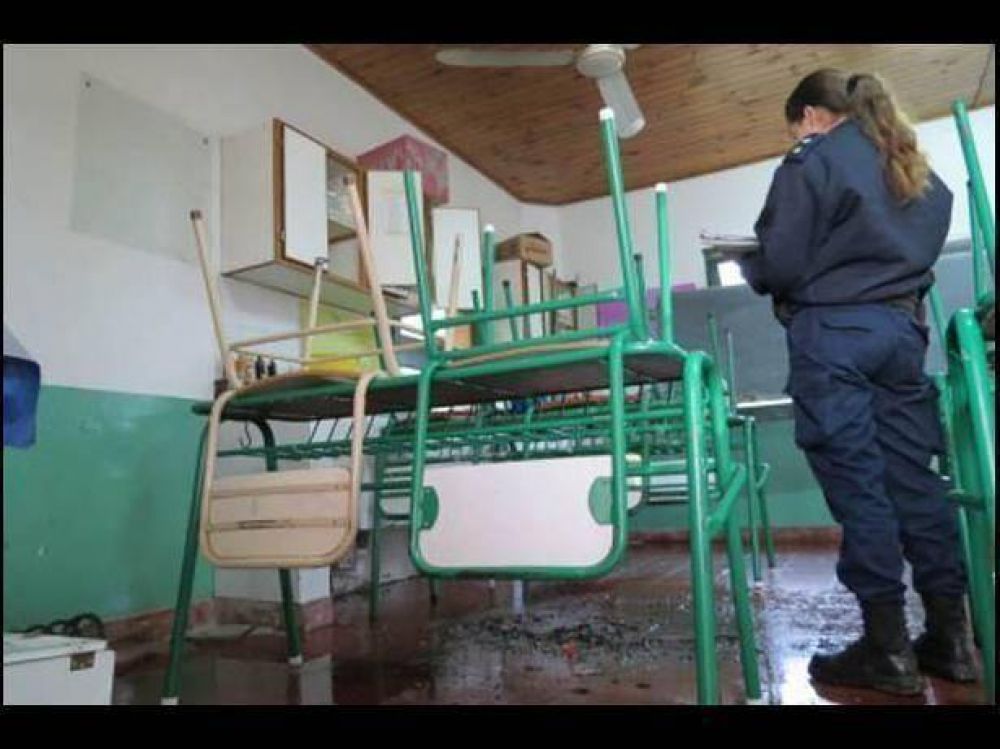 Urdinarrain: V�ndalos iniciaron un incendio y causaron destrozos en una escuela