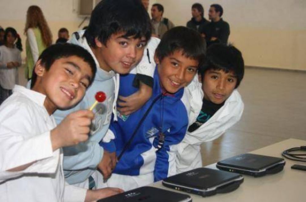 Mango entreg� un aula digital a la Escuela de Jornada Extendida N� 200 de Viedma 
