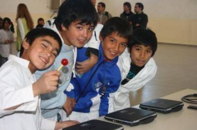 Mango entreg� un aula digital a la Escuela de Jornada Extendida N� 200 de Viedma 