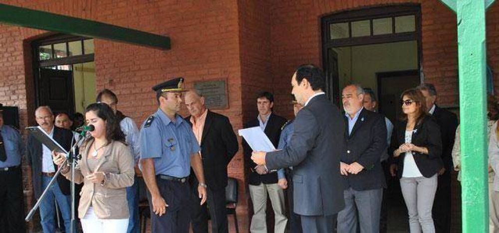 Junto al Gobernador, Valdez inaugur� refacciones en un comisar�a del interior 