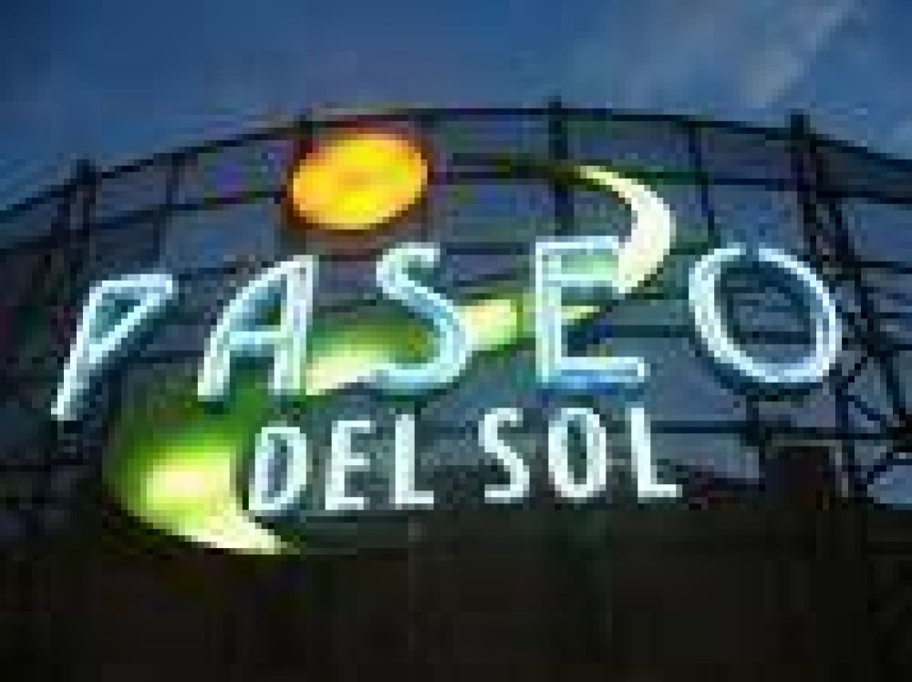 Cuatro locatarios an resisten en el ex shopping Paseo del Sol