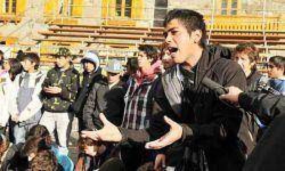  Estudiantes marcharon y coparon el Centro C�vico 