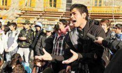  Estudiantes marcharon y coparon el Centro C�vico 