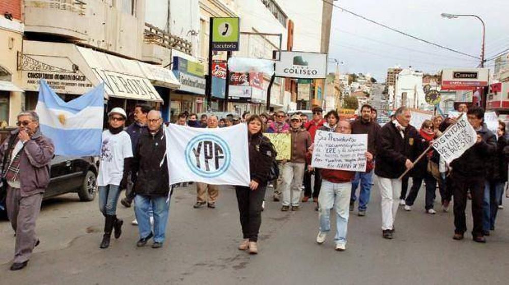 M�s de un centenar de ex trabajadores de YPF se movilizaron en reclamo de trabajo
