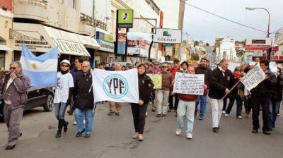 M�s de un centenar de ex trabajadores de YPF se movilizaron en reclamo de trabajo