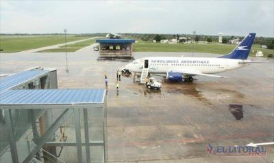 Por algunos charcos en la pista local, los aviones ayer aterrizaron en Resistencia
