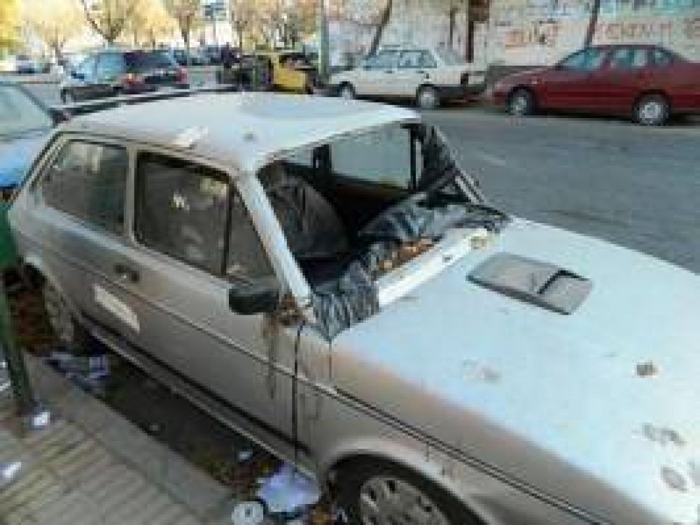 Autos secuestrados en la calle: un problema