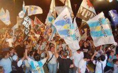 M�s de 100 micros con militantes K 