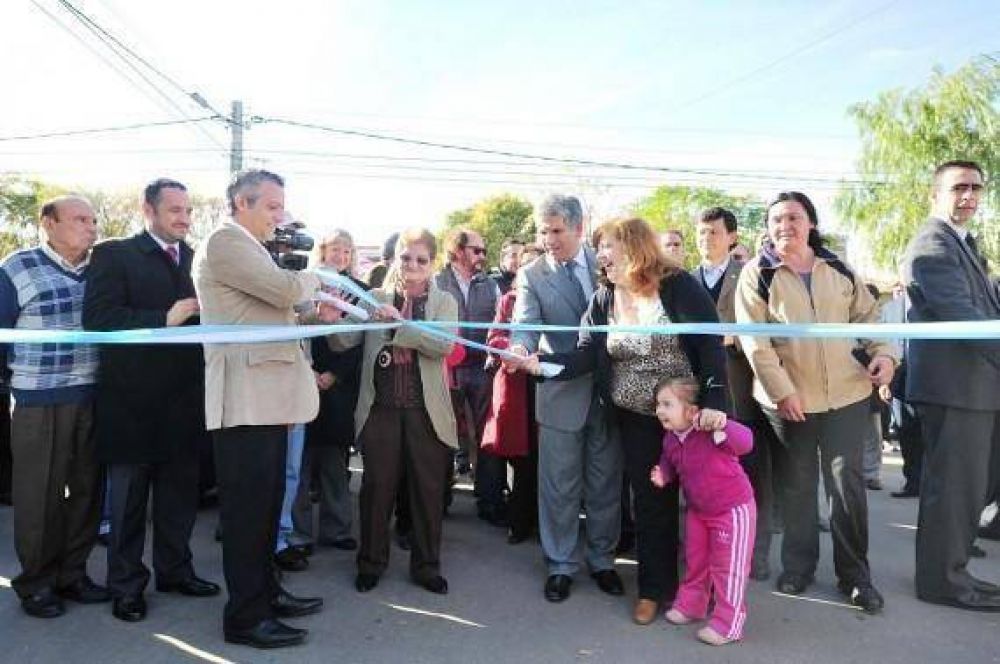 El Gobierno inaugur� 54 cuadras de pavimento en dos barrios de la ciudad de San Luis