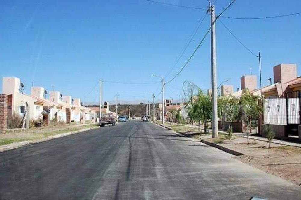 Los vecinos de los barrios 17 de Agosto y Gastron�mico inauguraron las obras de pavimento