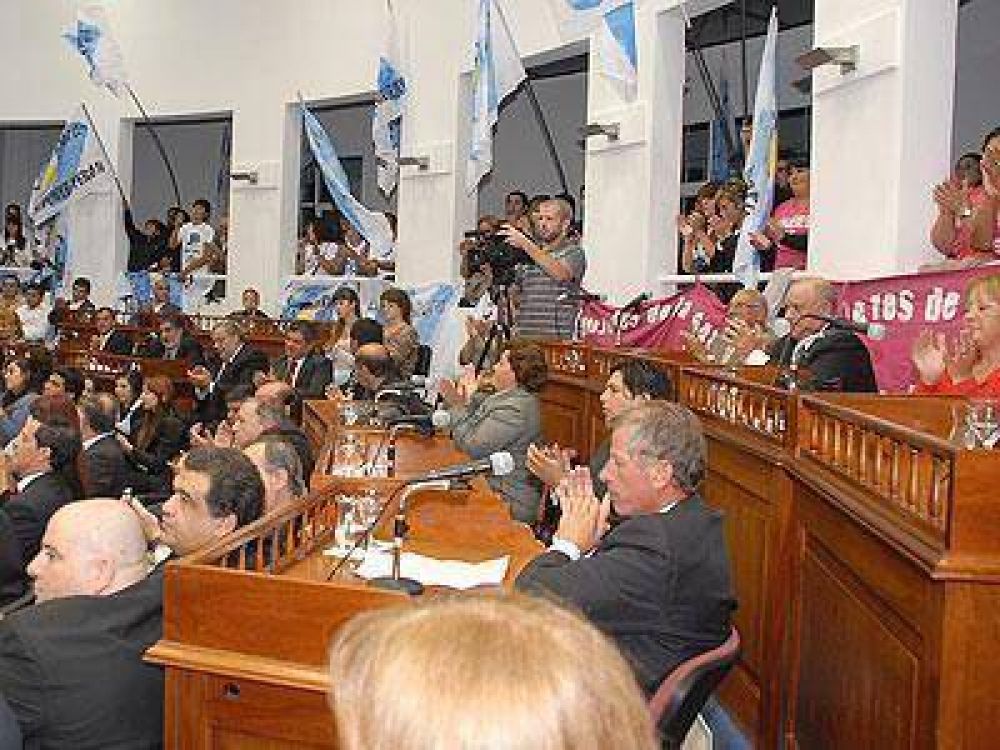 PRESIDENTE PER�N: En una jornada tranquila, aprobaron convenios con Naci�n y Provincia