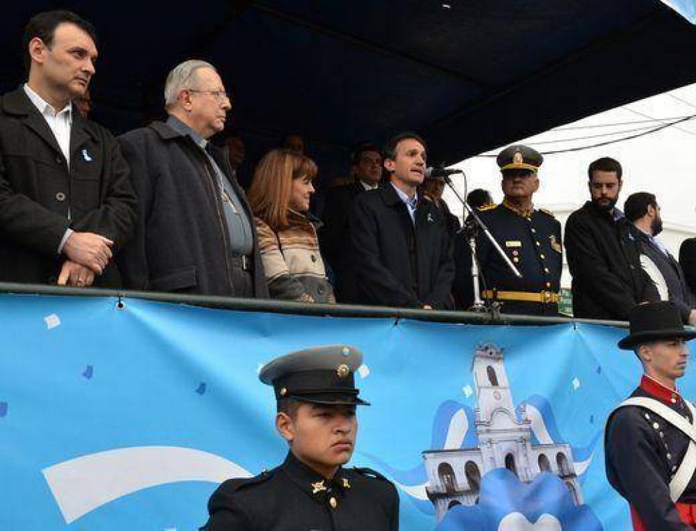 Katopodis encabez� concurrido desfile por el 25 de Mayo