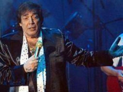 Cacho Casta�a cant� en Lomas de Zamora