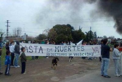 Vecinos realizaron corte total en la ruta 5 para reclamar seguridad vial