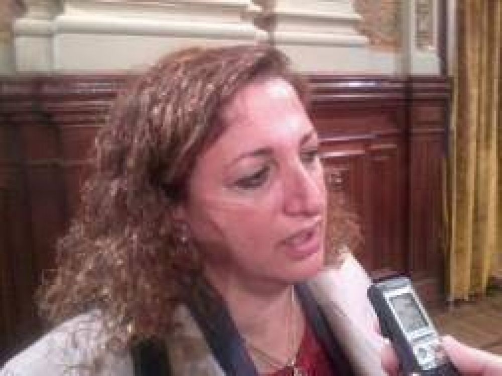 Intendente Patricia Cobello busca viviendas para Villarino