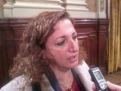 Intendente Patricia Cobello busca viviendas para Villarino