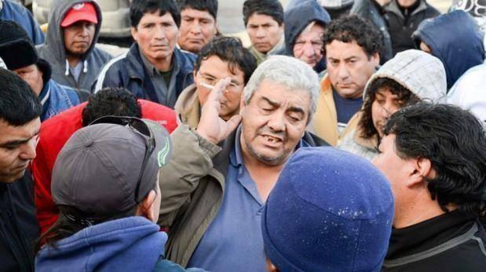 Sucesivos turnos de manifestantes frente al municipio de Caleta Olivia