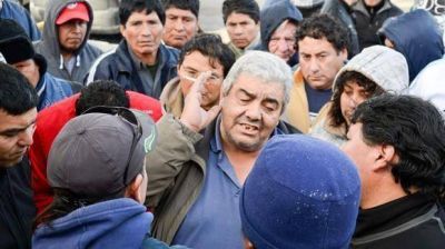Sucesivos turnos de manifestantes frente al municipio de Caleta Olivia