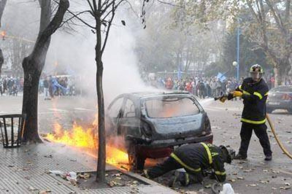 Por una interna gremial atacaron a piedrazos el Palacio Municipal