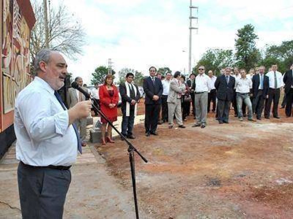 El gobernador inaugur� refacciones y ampliaciones de un jard�n y del Estadio Municipal