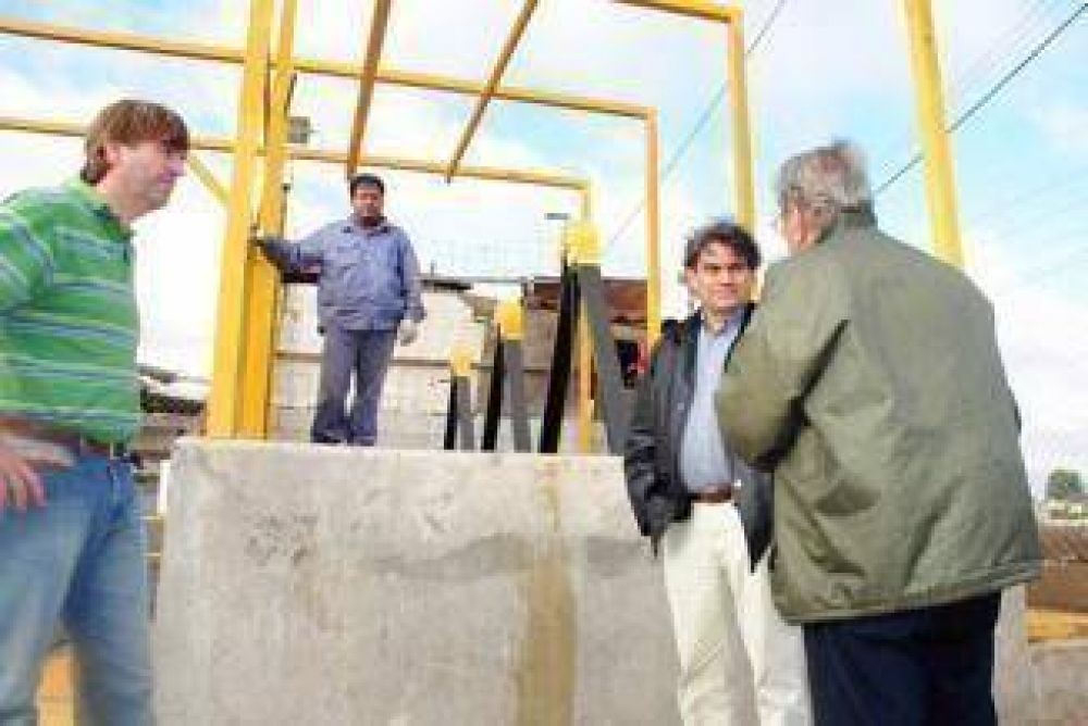 Pusieron en marcha estaciones de bombeo en Bernal Oeste y Solano
