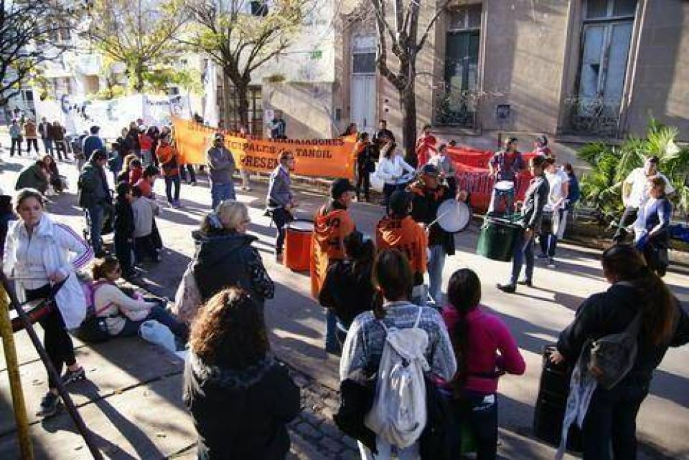 MANIFESTACI�N DE INTEGRANTES DE LA CCC DE TANDIL EN AZUL