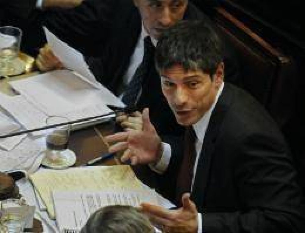 En el Senado, Abal Medina llam� a "avanzar en un proceso de desdolarizaci�n"