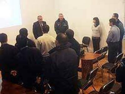 Polic�as rionegrinas reciben capacitaci�n para implementar el tel�fono 911