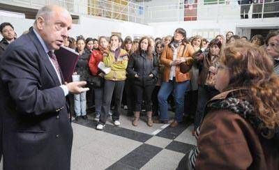 El Ejecutivo garantiz� a los profesionales que no sufrir�n reducci�n en sus ingresos