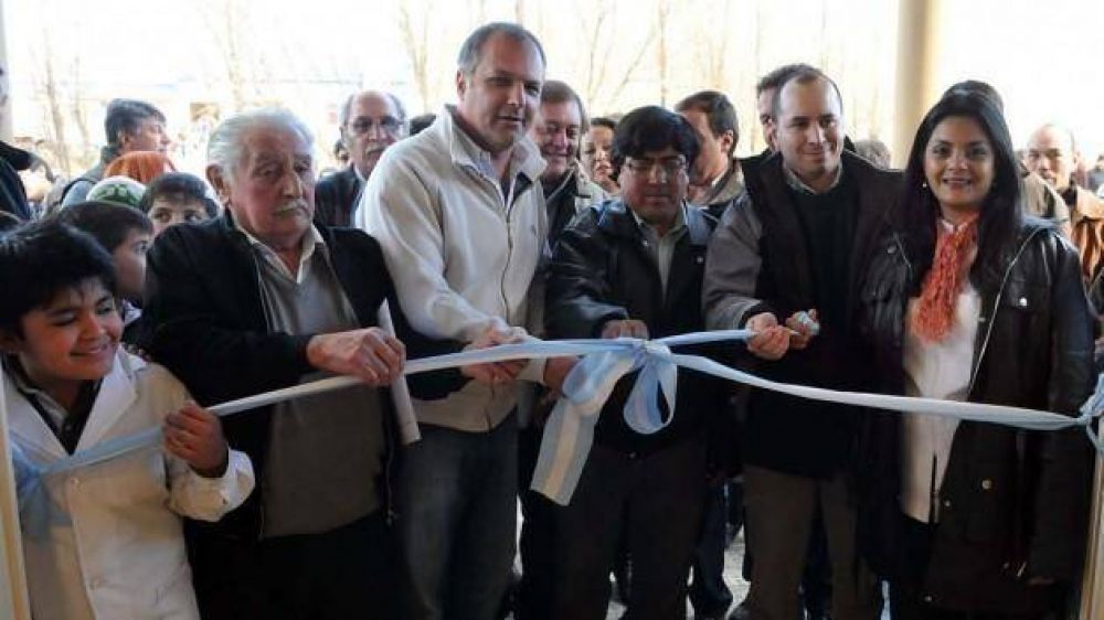 Buzzi en Lagunita Salada firm� contratos e inaugur� obras