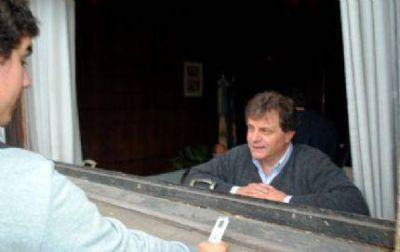 Pulti volvi� a criticar el violento ataque a la Comuna y atendi� en su despacho con los vidrios rotos saludando a la gente