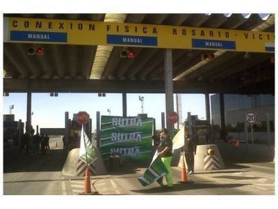 Levantaron las barreras en el puente a Victoria por un reclamo salarial