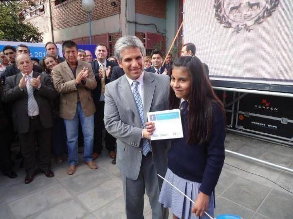 Villa Mercedes: el Gobernador entreg� estampillas escolares