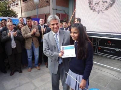 Villa Mercedes: el Gobernador entreg� estampillas escolares
