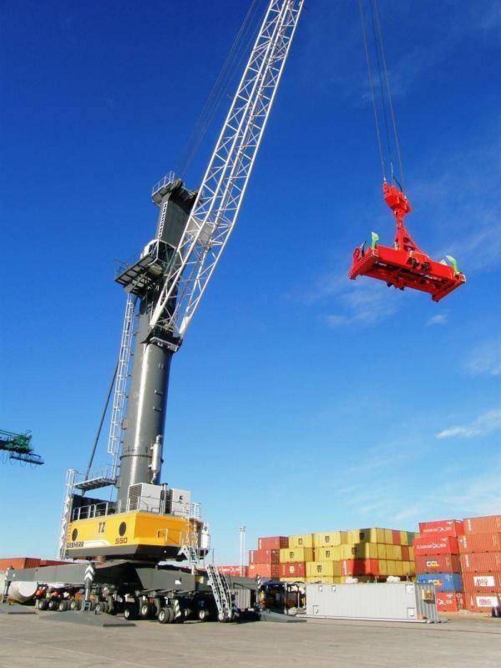 En Terminal Z�rate ya funciona la nueva gr�a Liebherr de 104 t.