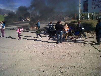 Seis familias cortaron la calle pidiendo viviendas