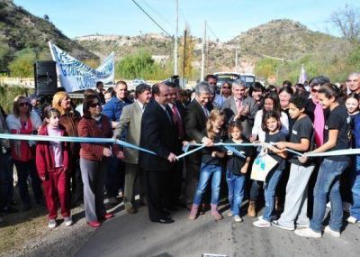El Gobierno inaugur� pavimento en calles urbanas y firm� convenios con el municipio de El Volc�n