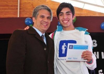 El Volc�n: Poggi entreg� estampillas y dio el puntapi� inicial para los Intercolegiales