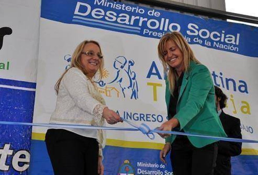 M�ximo Paz: Alicia Kirchner inaugur� el polideportivo