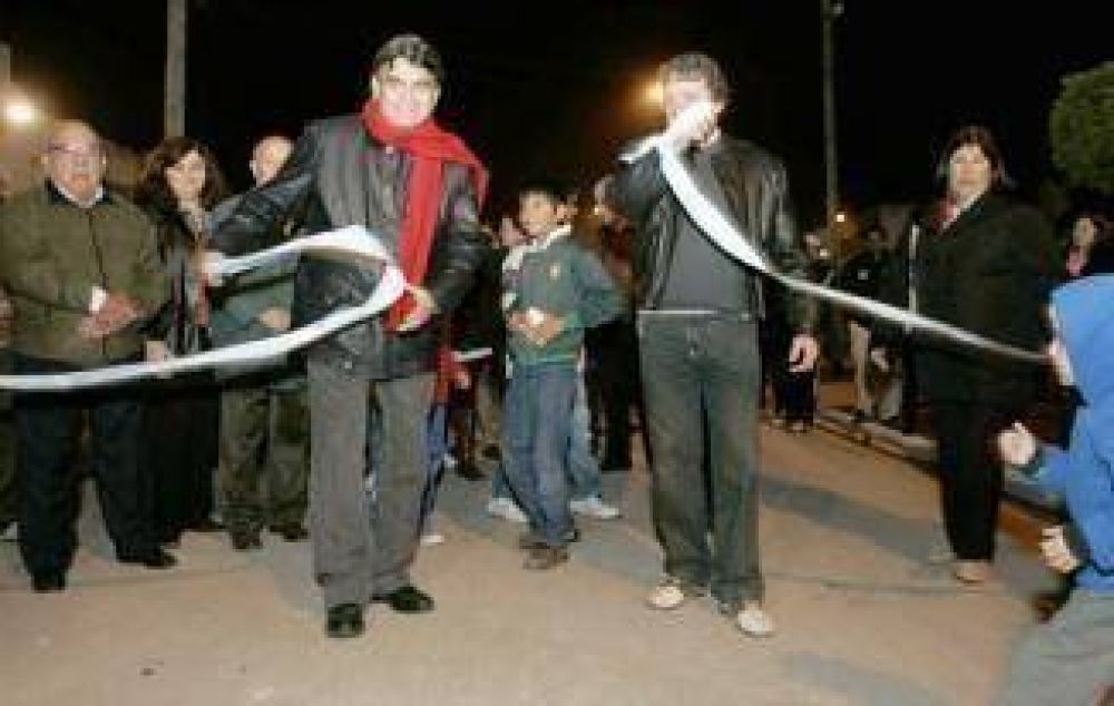 La Comuna inaugur� 10 cuadras de asfalto con cord�n cuneta