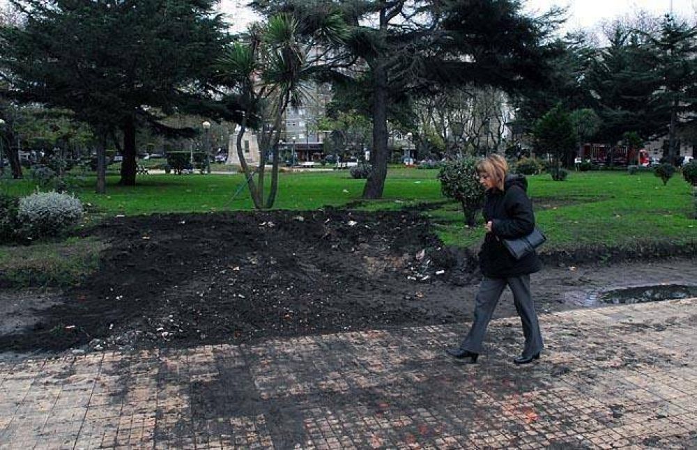 Demolieron el monumento donado por la Base Naval durante la dictadura