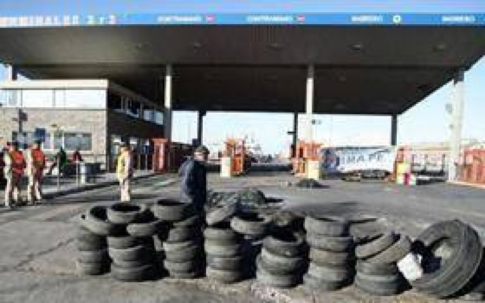 Lejos de encausarse, el conflicto en el puerto se profundiza
