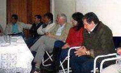 "Seguimos siendo la �nica oposici�n", dijo Puerta en reuni�n partidaria