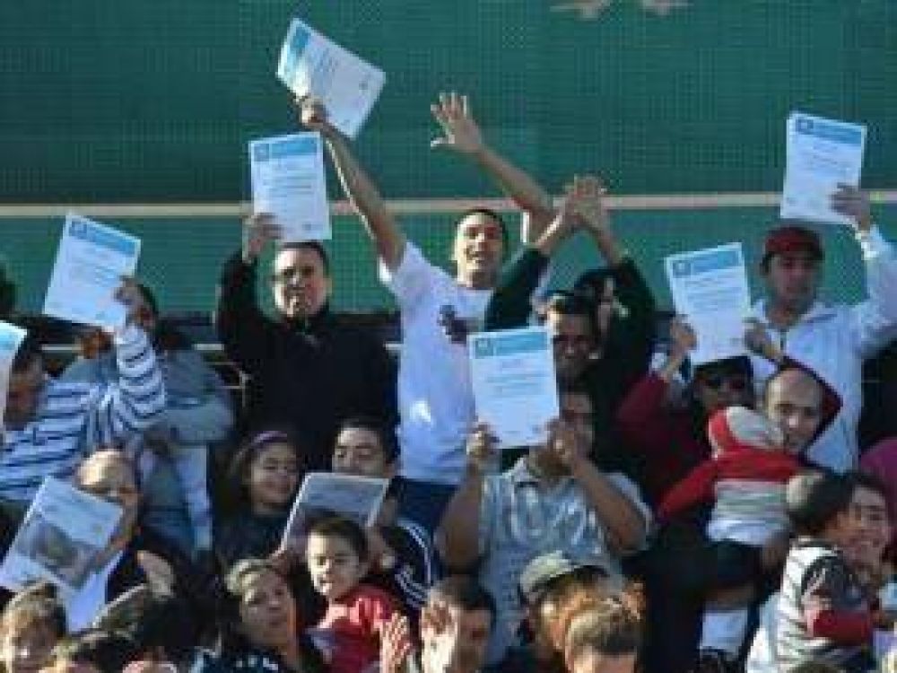 �Un matrimonio, un terreno�: el gobierno entreg� los primeros 187 lotes