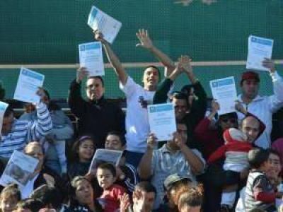 �Un matrimonio, un terreno�: el gobierno entreg� los primeros 187 lotes