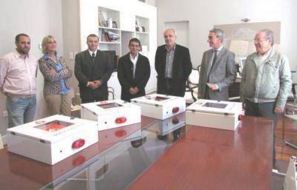 Entregan cardiodesfibriladores que ser�n colocados en dependencias municipales