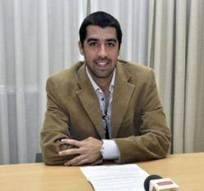 �Los sueldos est�n al d�a y no los vamos a desdoblar�, asegur� el secretario de Hacienda