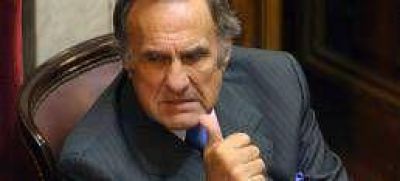 Reutemann profundiz� su ira con los socialistas: 